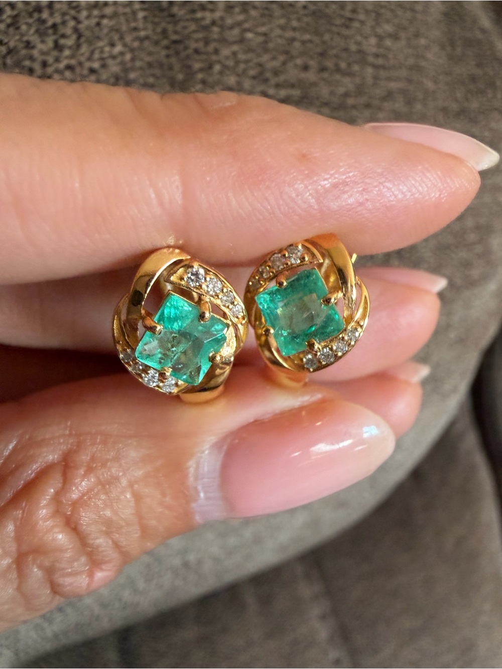 NEW 14K Yellow Gold Natural Emerald & Diamond Earrings – Certified - Picture 5 of 9